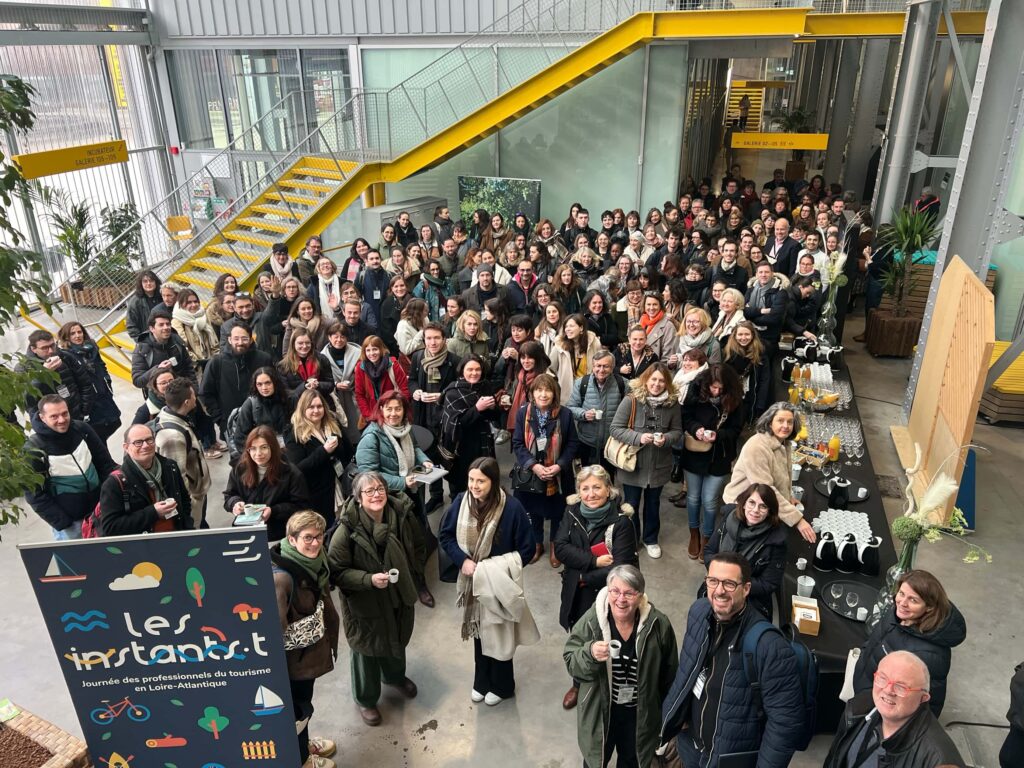 Photo de groupe dans un événement publique avec plusieurs centaines de personnes réunies dans un hall