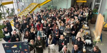 Photo de groupe dans un événement publique avec plusieurs centaines de personnes réunies dans un hall